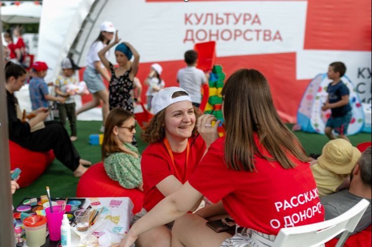 Волонтёрская помощь на стойке «Спроси меня о донорстве» от Российского Красного Креста (март — июнь 2026)